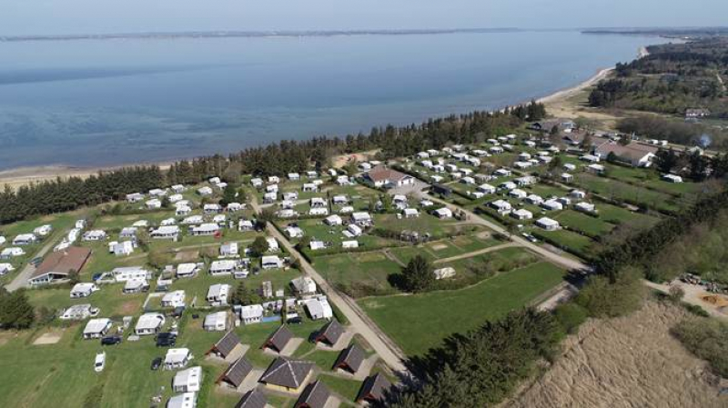 Ett stenkast från Limfjorden hittar du Limfjords Camping och Vattenland, där det finns gott om plats för både stora och små året runt.