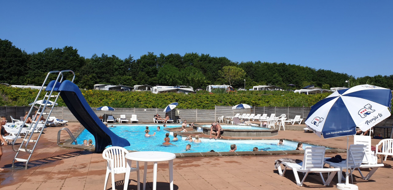 Platsen är anlagd i terrasser på en sydvänd sluttning med en unik och storslagen utsikt över Skive Fjord och landskapet kring fjorden.