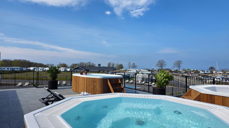 Enda campingplatsen på Fyn med direkt läge vid stad, strand och marina. Campingen är uppdelad i två avdelningar och ligger i lugna omgivningar med härlig atmosfär och bra vindskydd.