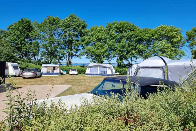 Njut av friheten och koppla av på First Camp Holbæk Fjord med utsikt över Isefjorden.
