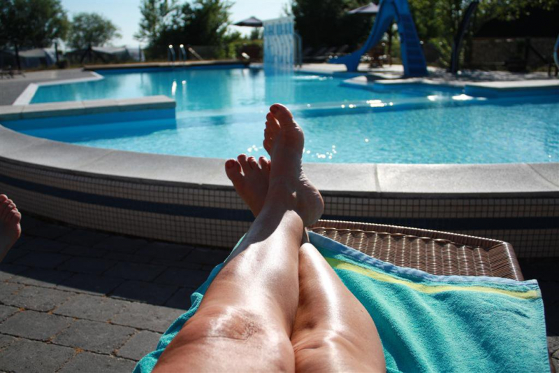 Utomhusbad med barnpool, bubbelzon, rutschkana och härlig solterrass.