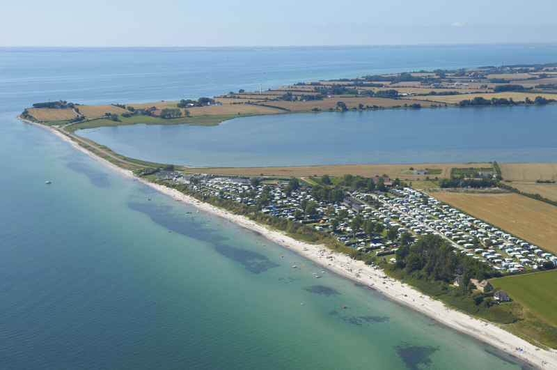 Drejby Strand Camping på Als är en fyrstjärnig campingplats som ligger precis mellan Östersjön och Lillehavet.