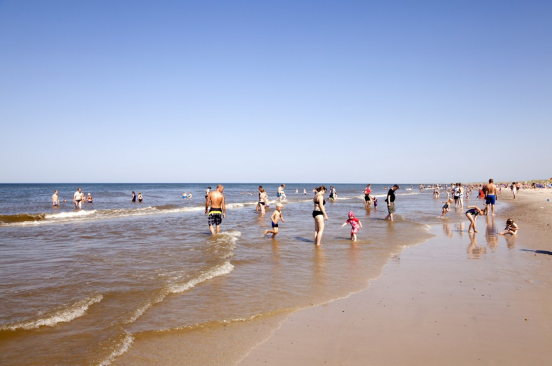 Campingplatsen ligger bara 700 meter från en av Europas finaste badstränder. Runt platsen finns ett vackert naturområde med både skog och strand.